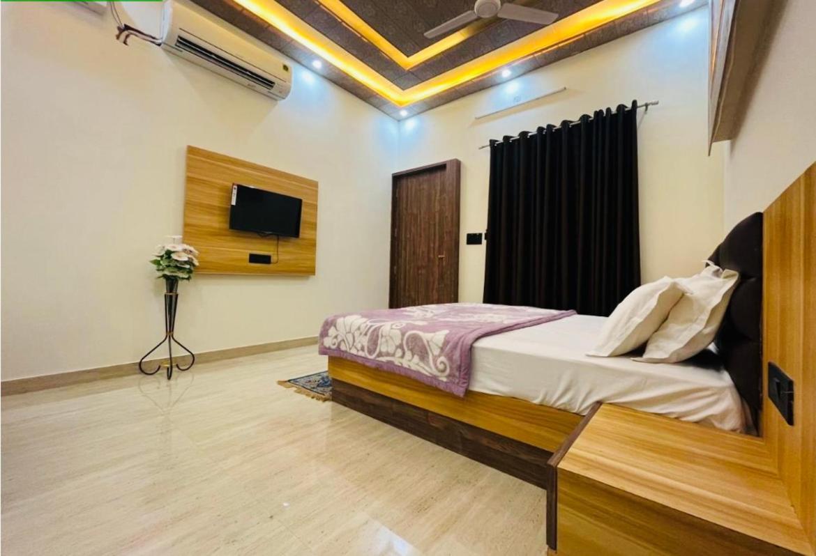 Lotus Palm Retreat - Full Villa Ujjain Exterior photo