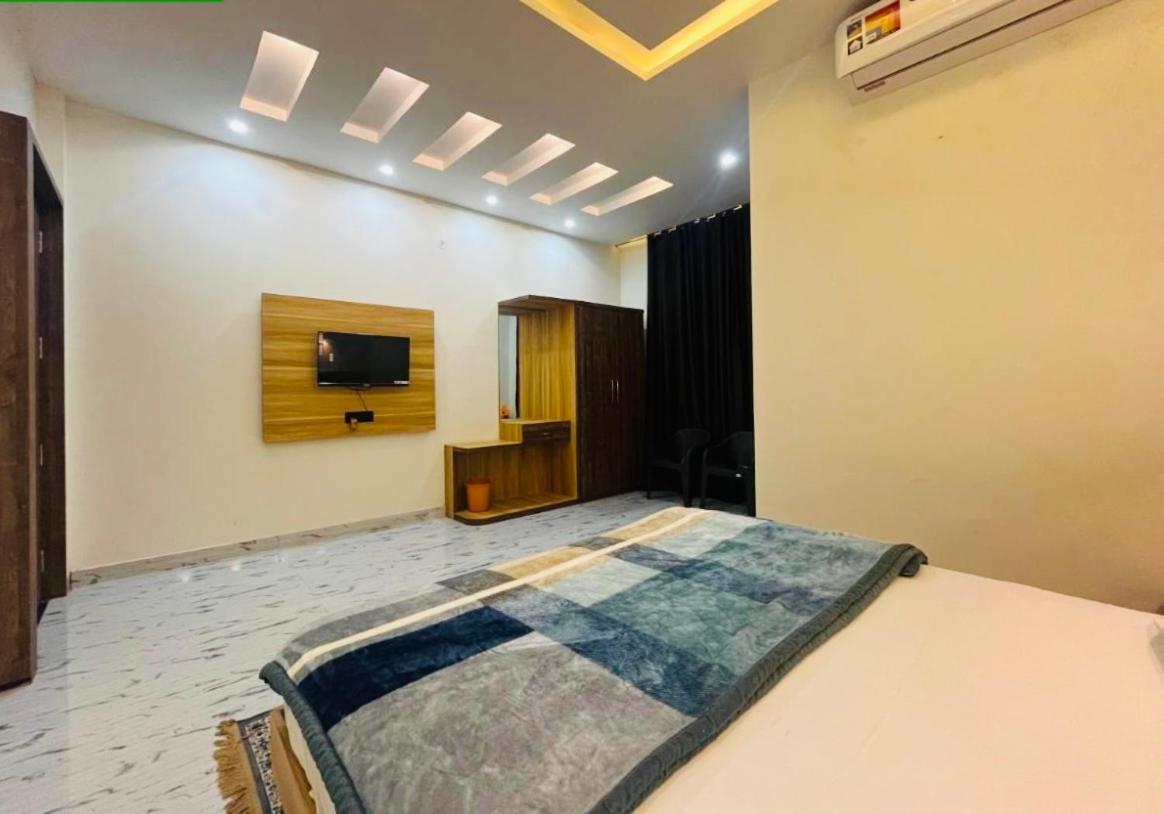 Lotus Palm Retreat - Full Villa Ujjain Exterior photo