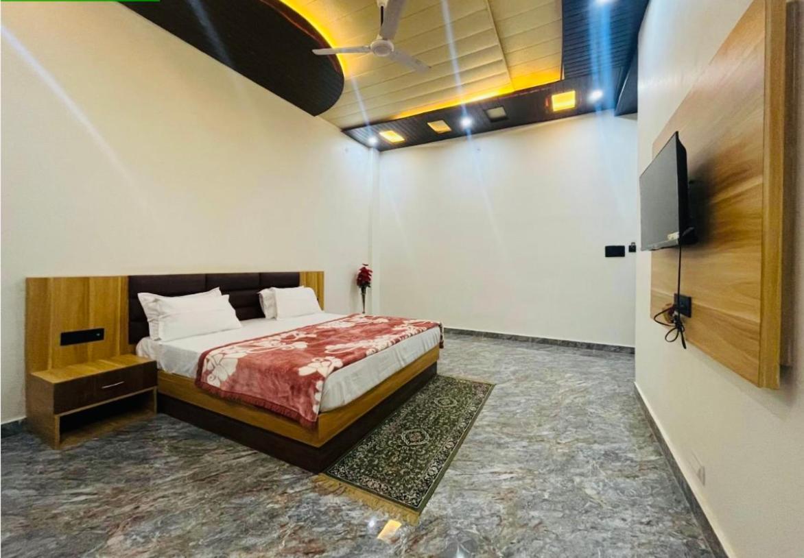 Lotus Palm Retreat - Full Villa Ujjain Exterior photo